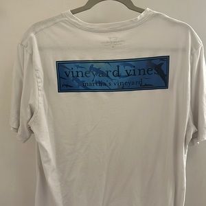 Men’s Size Medium White Vineyard Vines Tee.